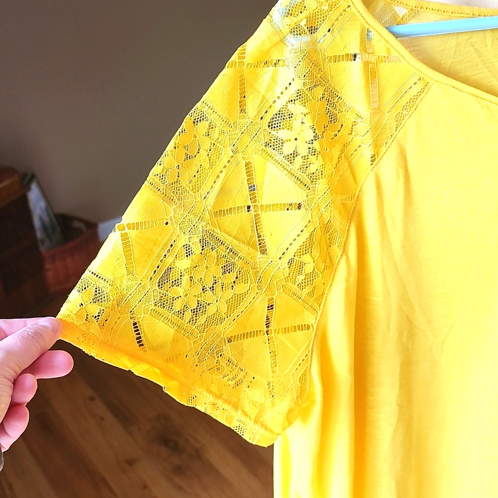 Keyhole Lace Raglan Top - Picture 2 of 4